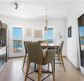 2 bedroom apartment with pool in Okrug Gornji on Ciovo Island, sleeps 6